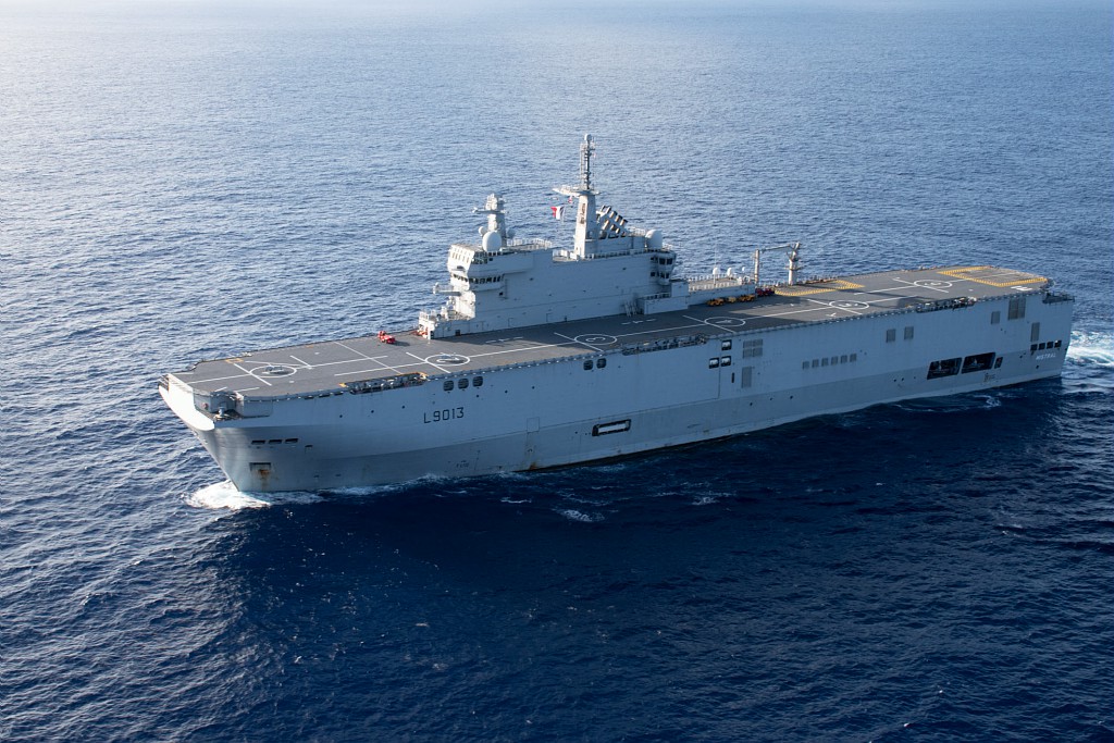 franceaubresil's tweet image. O Joana d’Arc @Mission_JDA é composto pelo porta-helicópteros anfíbio Mistral e pela fragata do tipo Lafayette Courbet, que embarcam 637 marinheiros, incluindo 159 cadetes, 120 soldados do Exército e um helicóptero Dauphin. 2/3