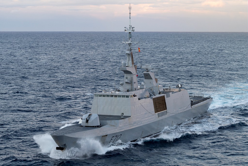 franceaubresil's tweet image. O Joana d’Arc @Mission_JDA é composto pelo porta-helicópteros anfíbio Mistral e pela fragata do tipo Lafayette Courbet, que embarcam 637 marinheiros, incluindo 159 cadetes, 120 soldados do Exército e um helicóptero Dauphin. 2/3