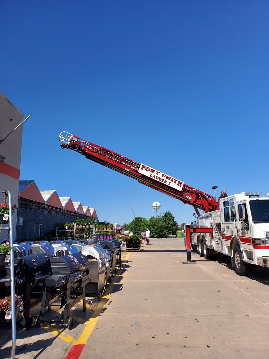 Bilwee3's tweet photo. Thank you to the Ft. Smith Fire Department for helping us get our flags back up! @EdVerrette @1404 @TaraTalleyTHD @bsw224 https://t.co/DDfeNc14MY