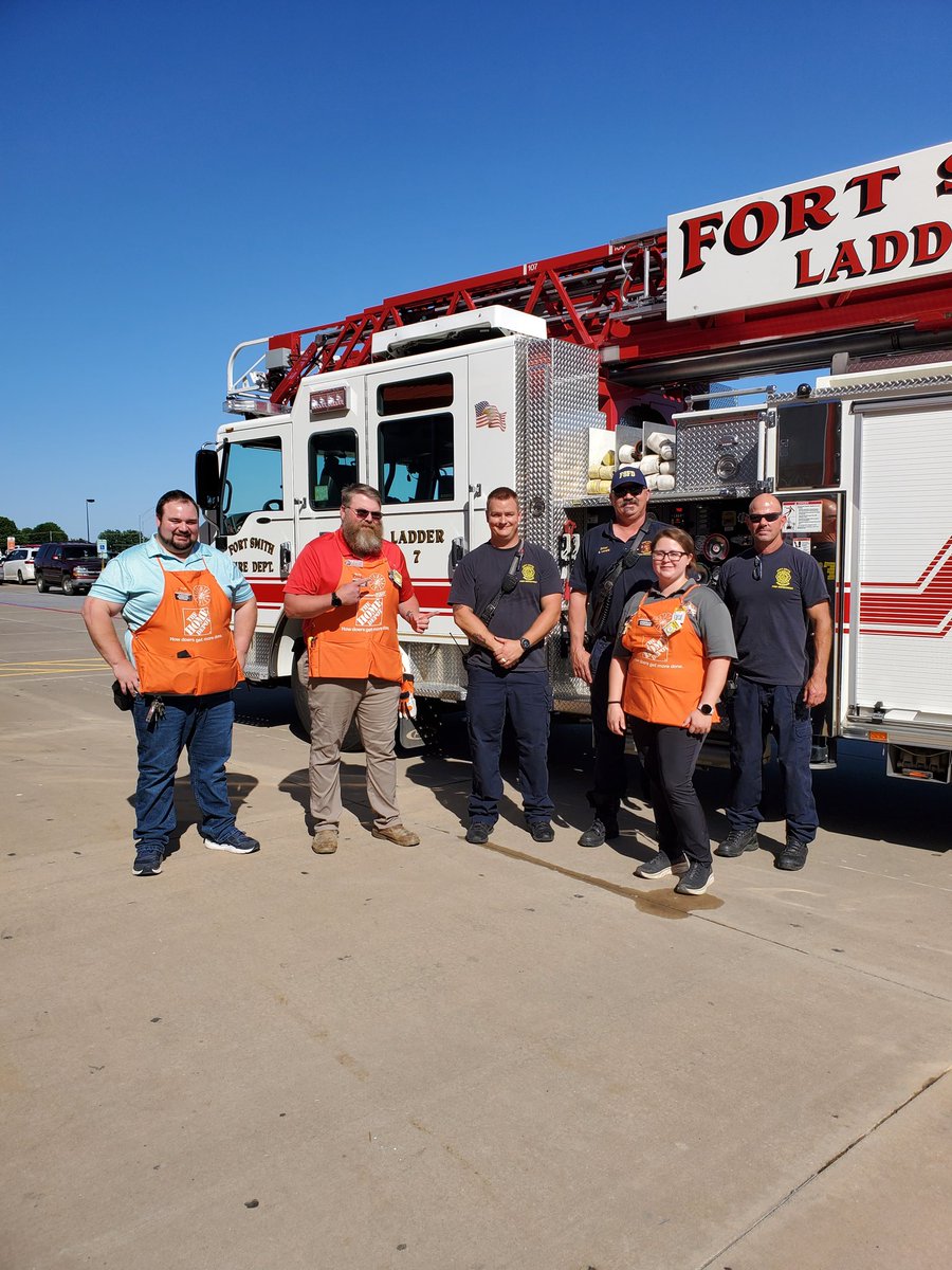 Thank you to the Ft. Smith Fire Department for helping us get our flags back up! <a href="/EdVerrette/">Ed Verrette</a> <a href="/1404/">أم برهوم 🏹</a> <a href="/TaraTalleyTHD/">Tara Talley</a> <a href="/bsw224/">Scott Weikert</a>
