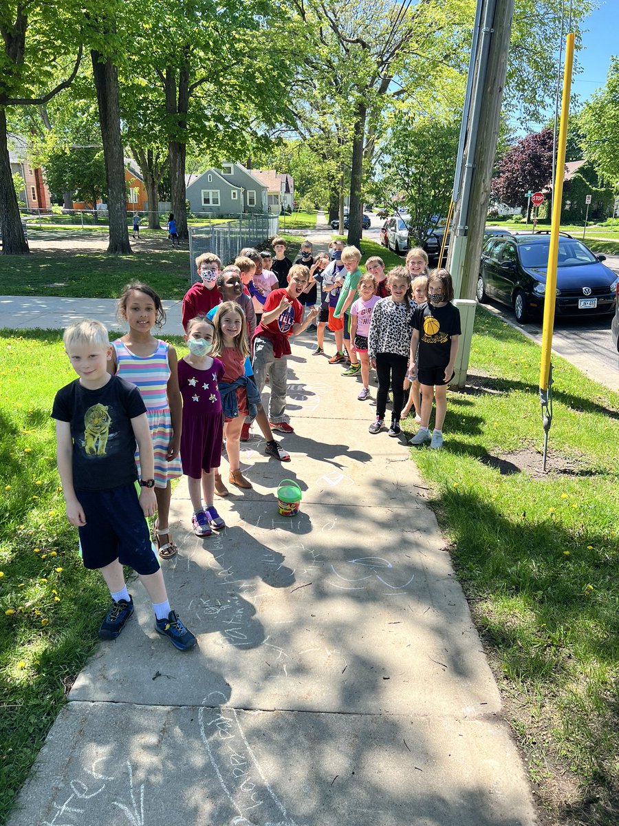 msginelles2nd's tweet photo. We have had a riddle to solve every day this week which leads to a surprise activity.. todays was my favorite! We used sidewalk chalk to leave uplifting messages for passerby neighbors around our school! #creative #RAK #makingsomeonesday https://t.co/ukwFEqaw8p