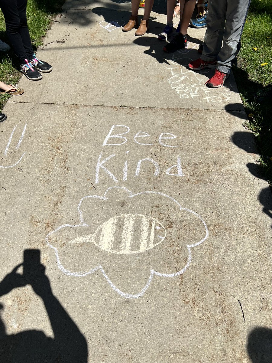 msginelles2nd's tweet photo. We have had a riddle to solve every day this week which leads to a surprise activity.. todays was my favorite! We used sidewalk chalk to leave uplifting messages for passerby neighbors around our school! #creative #RAK #makingsomeonesday https://t.co/ukwFEqaw8p