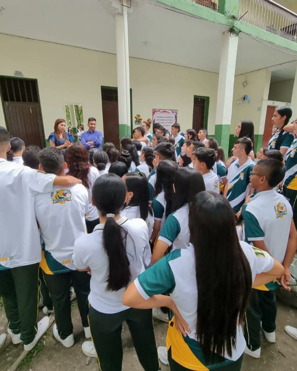 SecEducaValle's tweet photo. Fortalecer las habilidades y  competencias para lograr excelentes resultados en las #PruebaSaber es una prioridad de nuestros estudiantes de grado 11 de municipios no certificados, así lo evidencian los alumnos de la @ginebra_la quienes refuerzan sus conocimientos en el #PREICFES https://t.co/DMMhvXC09u