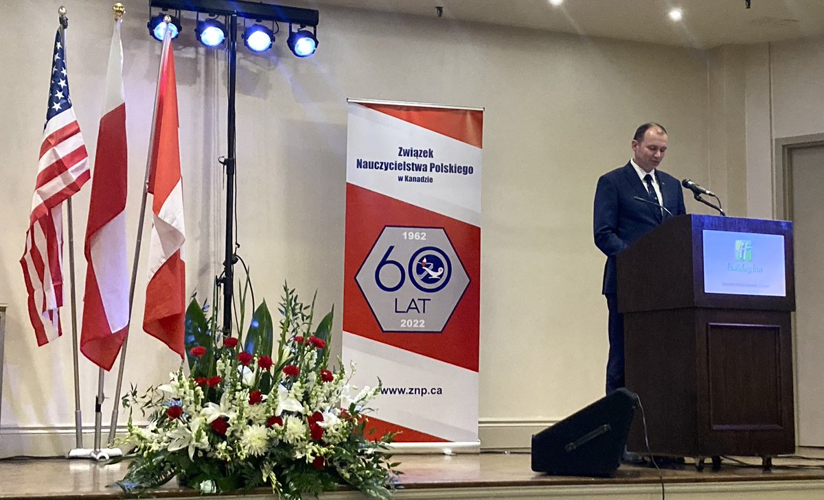 "Efekty Państwa pracy widoczne są wśród najmłodszych pokoleń polonijnych. Wasi uczniowie, dzięki nauce, budują swoją wiedzę, wartości i tożsamość." - podkreślił amb. des. <a href="/WitoldDzielski/">Witold Dzielski</a> podczas 1. w historii w 🇨🇦 Zjazdu Nauczycieli Polonijnych i Komitetów Rodzicielskich.