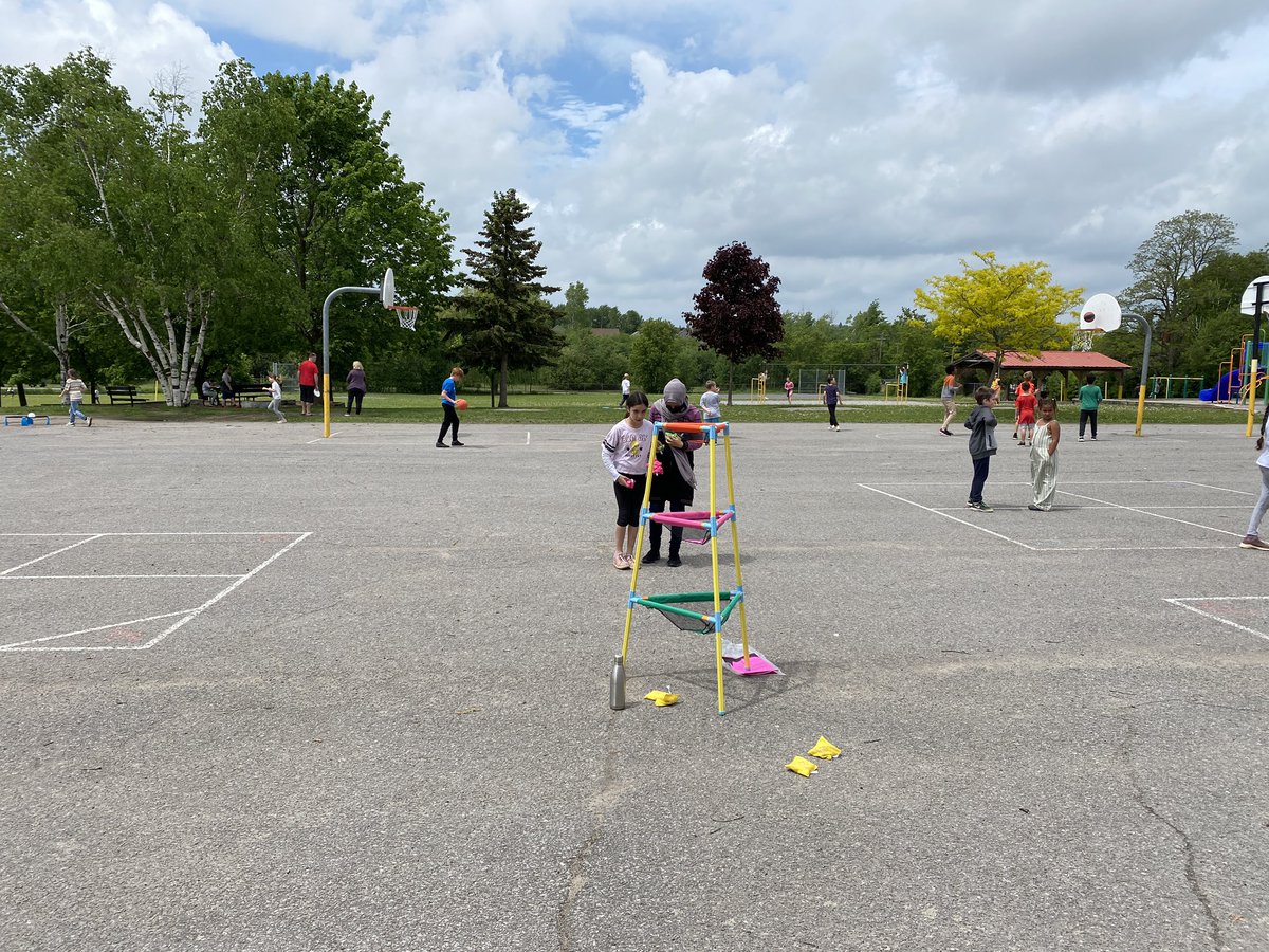 Spike ball, tower toss, large checkers, basketball, bubbles, sidewalk chalk… all the fun on #freetimefriday <a href="/HighlandHtsPS/">Highland Heights PS</a> #kpr <a href="/ford_jford/">John Ford</a>