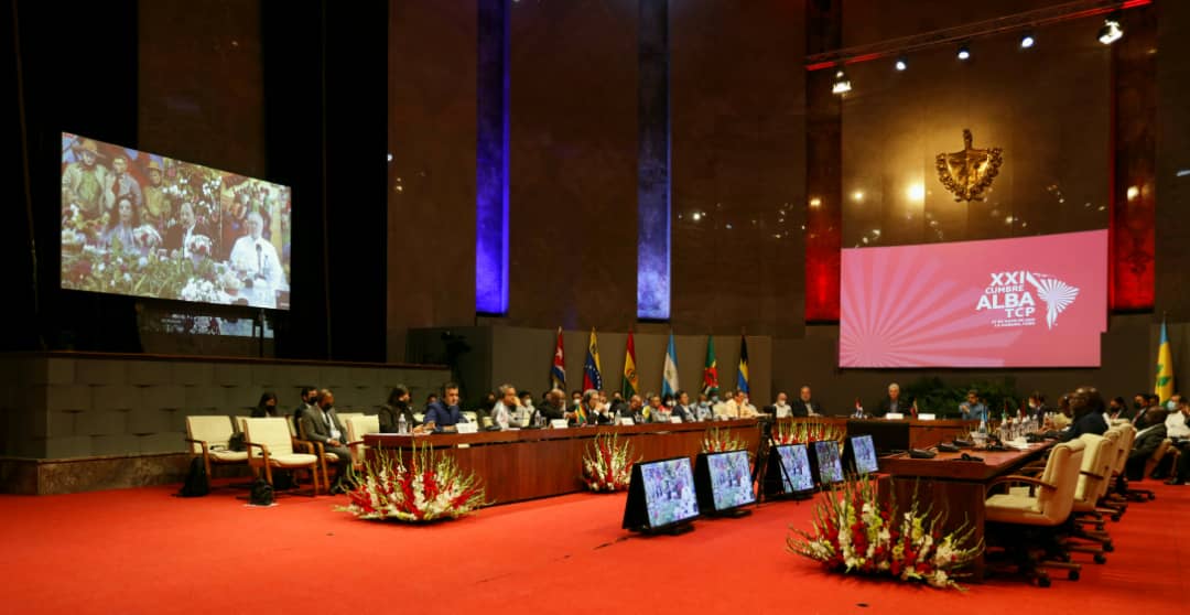 Aquí en La Habana estuvo hoy el @ALBATCP, hablando fuerte y claro, como hablan los hermanos.

Inolvidables por su gallardía todos los discursos. #Cuba, orgullosa sede de la #XXICumbreALBATCP.

#ALBAUnida