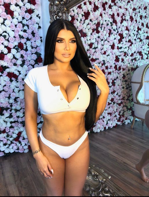 Want to scroll and see me even at work but can&rsquo;t risk the snatch? Follow @TheOnlyRomiRain  My only SFW<a href="/tag/whoisshe"class="tags"><span>#whoisshe</span></a>