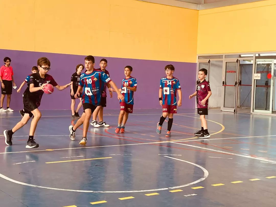 🤩Quines fotos més xules ens arriben de l'últim partit de l'#alevímorat 👏🏻

🤸🏼‍♂A part de jugar a handbol, són uns autèntics saltimbanquis!😏😜

#alevímorat
🙌#potarrojosva 
💜#CHC