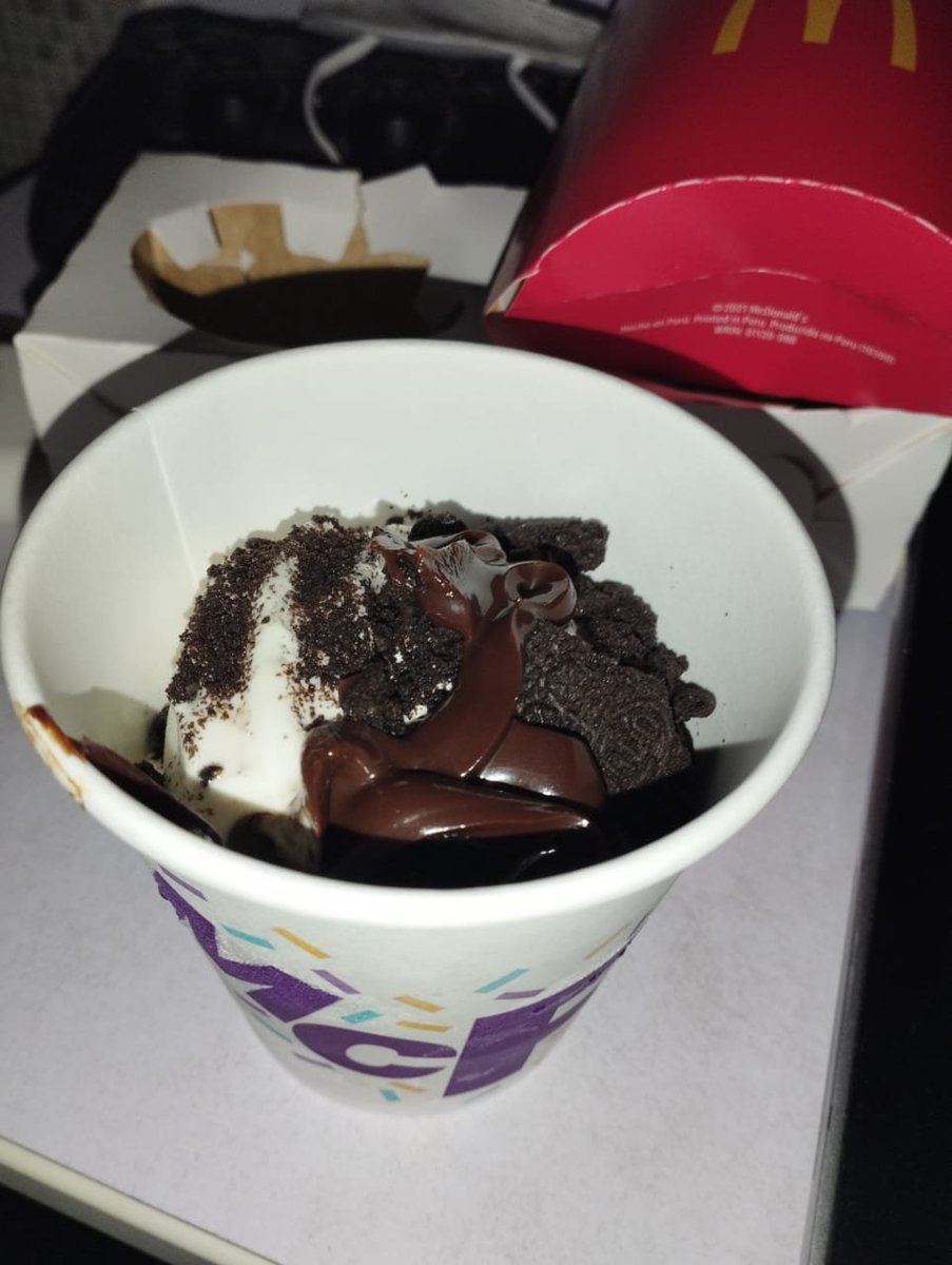 EngelV11's tweet photo. #McFlurry o #McRobo? menuda vergüenza @McDonalds_PER https://t.co/3ybP9gkjXw