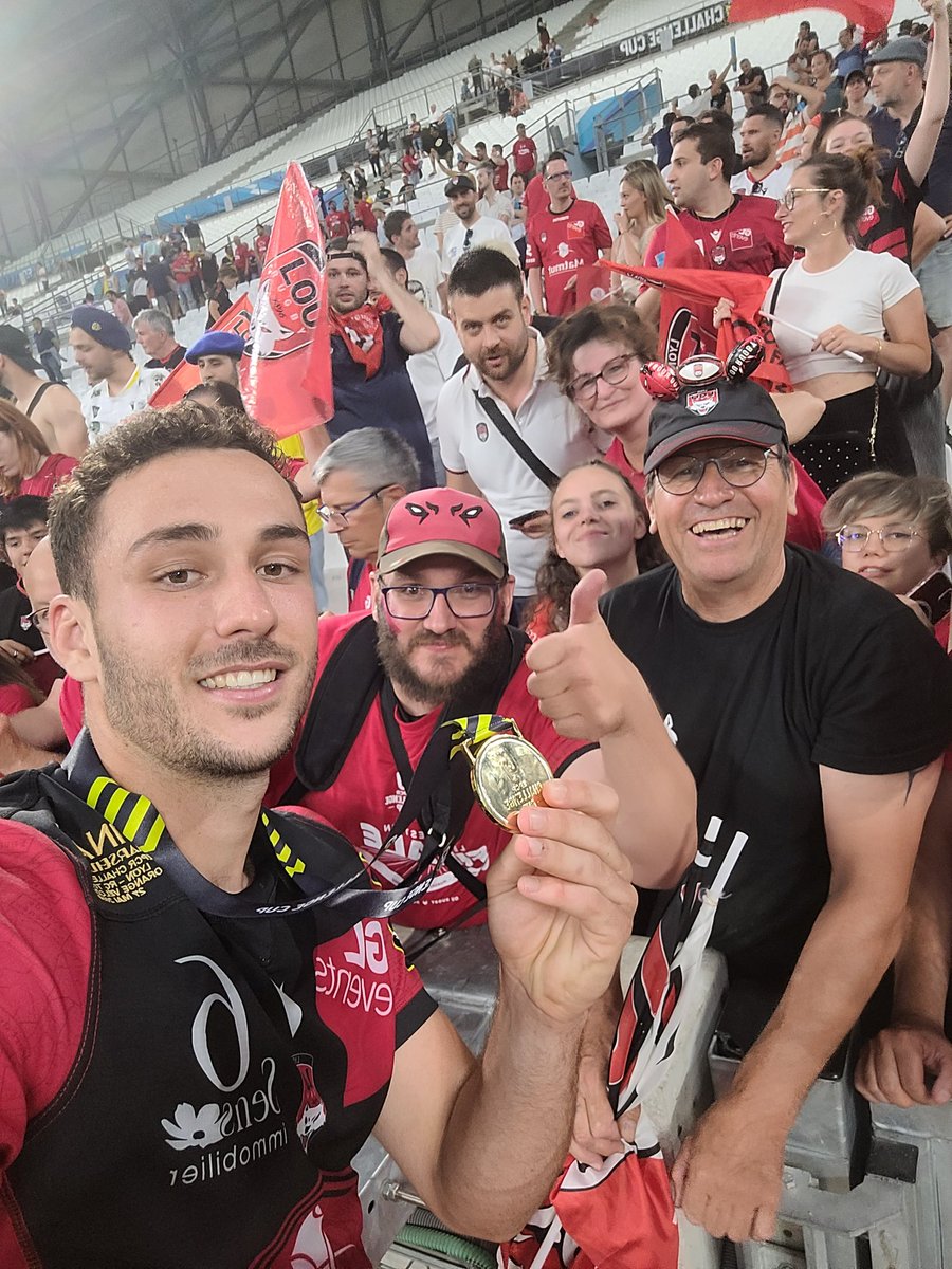 lougdunums's tweet photo. #LOUCHAMPION
Les joueurs sont venus fêter le totres avec les supporters et les @lougdunums 
C'est bon ça  !!!!
On attend la vidéo du vestiaire 
#AllezAllezAllezAllezLeLou
#RougeEtNoirSontNosCouleurs
#LeLouEstDansNotreCoeur https://t.co/WVORQ97yue