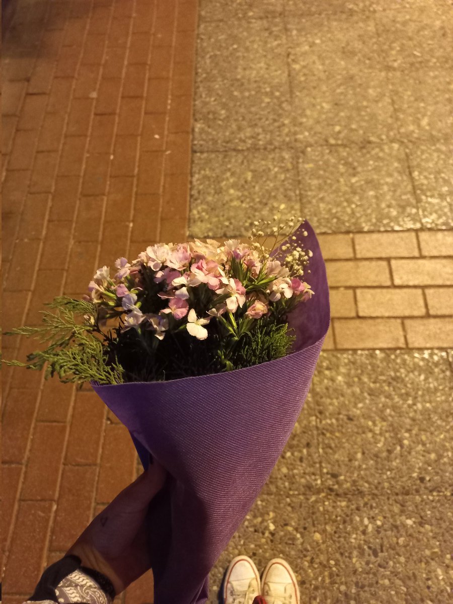 cagiilaa's tweet photo. bugun sahne aldigim mekanda hic tanimadigim bi kadin sesimi cok begendigi icin gidip bana cicek almis seni asla unutmicam beni cok mutlu ettin🥺💖 https://t.co/nPvIFO3xMB