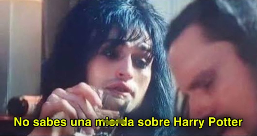PotterheadClub's tweet photo. Yo sentado en la mesa de niños en una fiesta: https://t.co/G12ig2Yoog