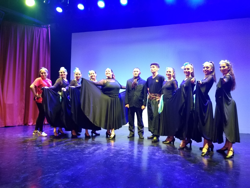 PutaendoInforma's tweet photo. Preciosa puesta en escena del elenco "Semillas del Orolonco" en el teatro municipal de San Felipe https://t.co/3VYdBWS2fG https://t.co/fMhqGLGbZW