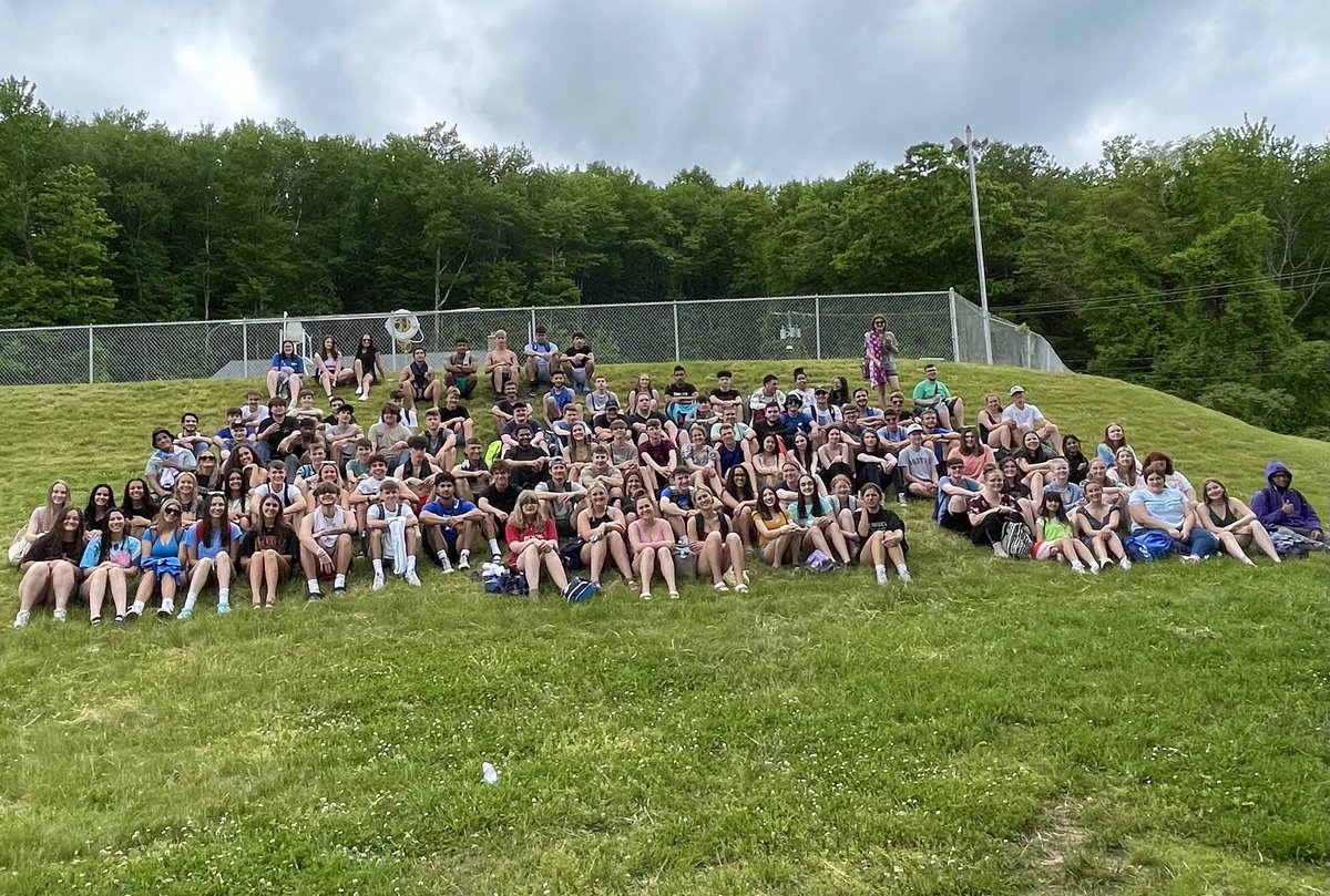 PHSClass_2022's tweet photo. Another fun senior celebration. What a great day, so proud to be the C/O 2022’s advisors! Have a safe, long weekend everyone! ☀️🎓🎉 https://t.co/OyjVETQOh8