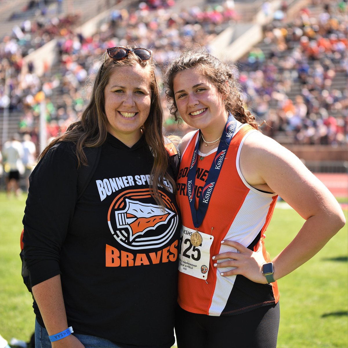 DotteSportsPix's tweet photo. Kenzie Campbell of @BSHSTrack won 3rd in the 5A girls shot put with a new PR of 37-3. State champion in the shot and discus Heather Campbell (her coach and mom) was on hand to award the medals. https://t.co/TqxMNeiSyX
