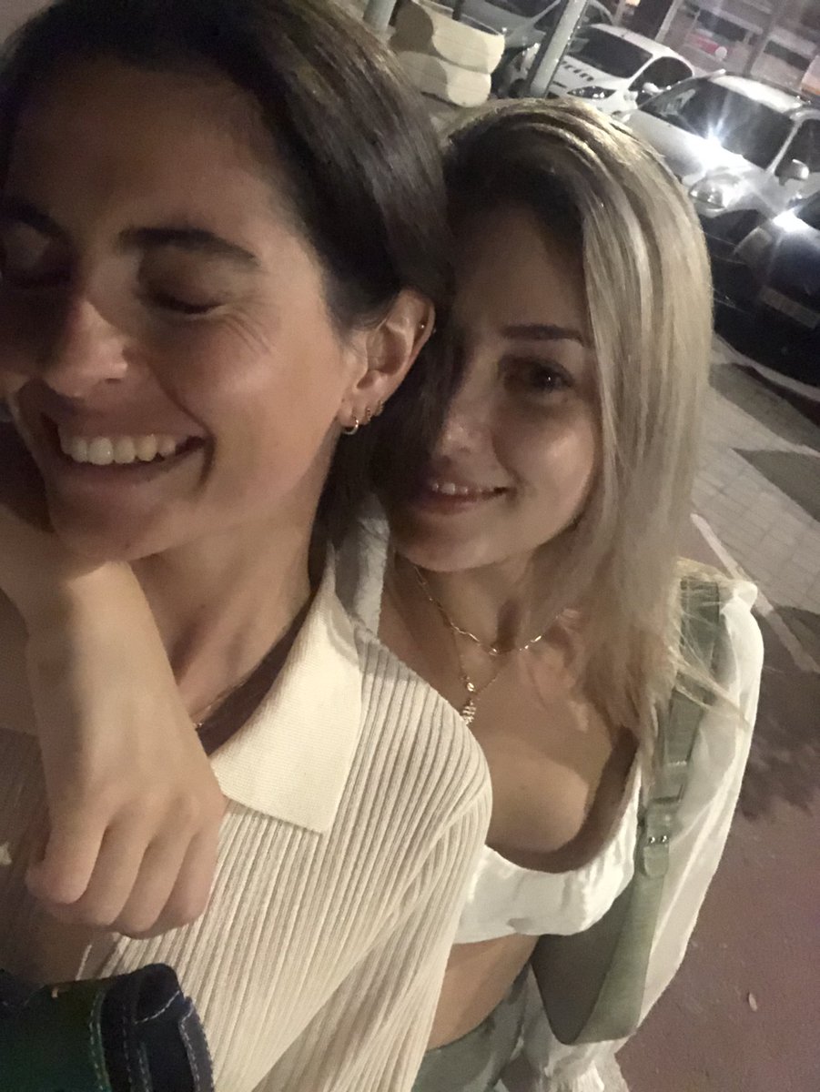 itsmartuga's tweet photo. “Hoy no sabía qué ponerme, y me puse contenta” @LauCid22 https://t.co/gpu8FOcMMb