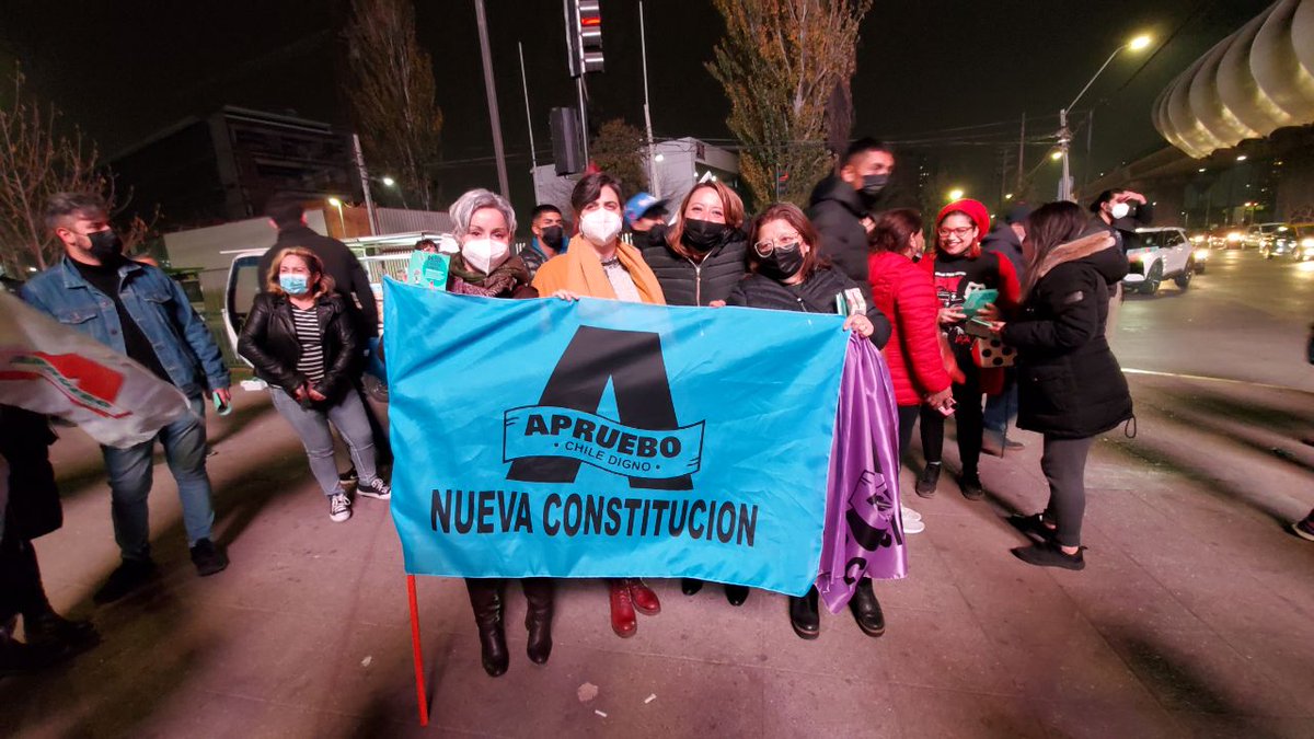 Claupascualgrau's tweet photo. En metro Camino Agrícola un banderazo por el #AprueboNuevaConstitucion
Con diputades @AlePlacenciaC y @emischneiderv, alcalde San Joaquín #CristobalLabra, concejalxs de Ñuñoa, San Joaquín, Providencia, consejeras regionales y vecinos/as por el #Apruebo. https://t.co/e1UEO5FJWK