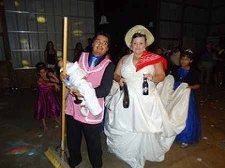 EricMezaPrado1's tweet photo. Esta tradicion conciste en que la novia toma una botella, le dan un fajo y al novio le dan a un bebe de brazos, le ponen un mandil o delantal, una escoba una y la novia va golpeando a su esposo con el fajo o cintruron y el novio con la escoba va barriendo y cuidando al bebe https://t.co/8l7jZfjCX4