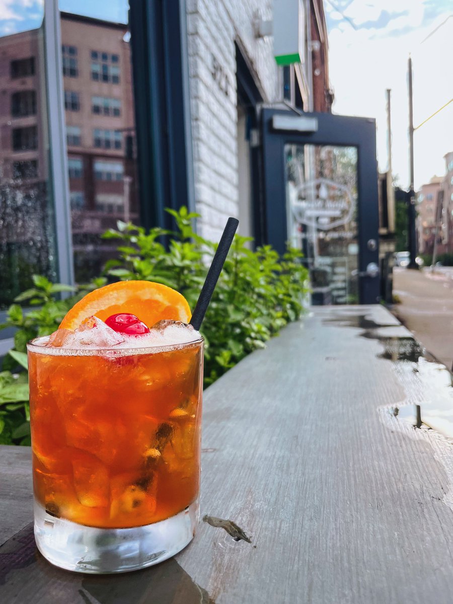 The rain has cleared 🌦 &amp; here comes the sun!! Happy Friday ft. The Bermuda Sour 🍹🏝