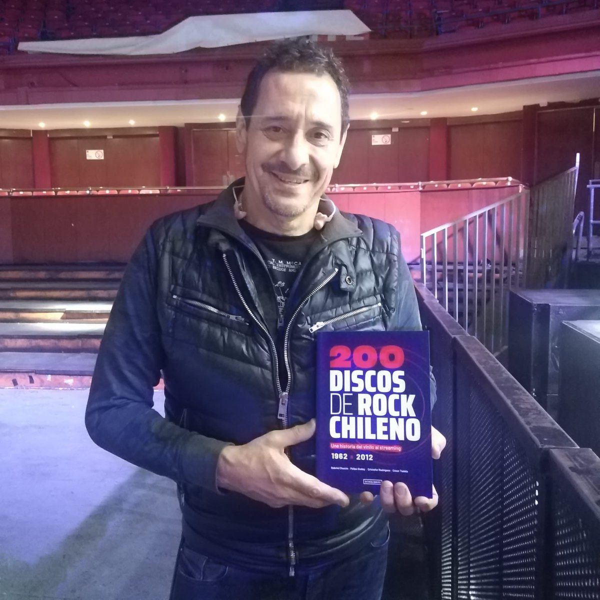 DiscosRockCL's tweet image. Luego de 8 larguísimos años @DivididosOK se presentan en Chile. Quisimos darle la bienvenida a la aplanadora del rocanrol con este obsequio de todo corazón 🇨🇱❤️🇦🇷🤘🏻🎸 #Divididos