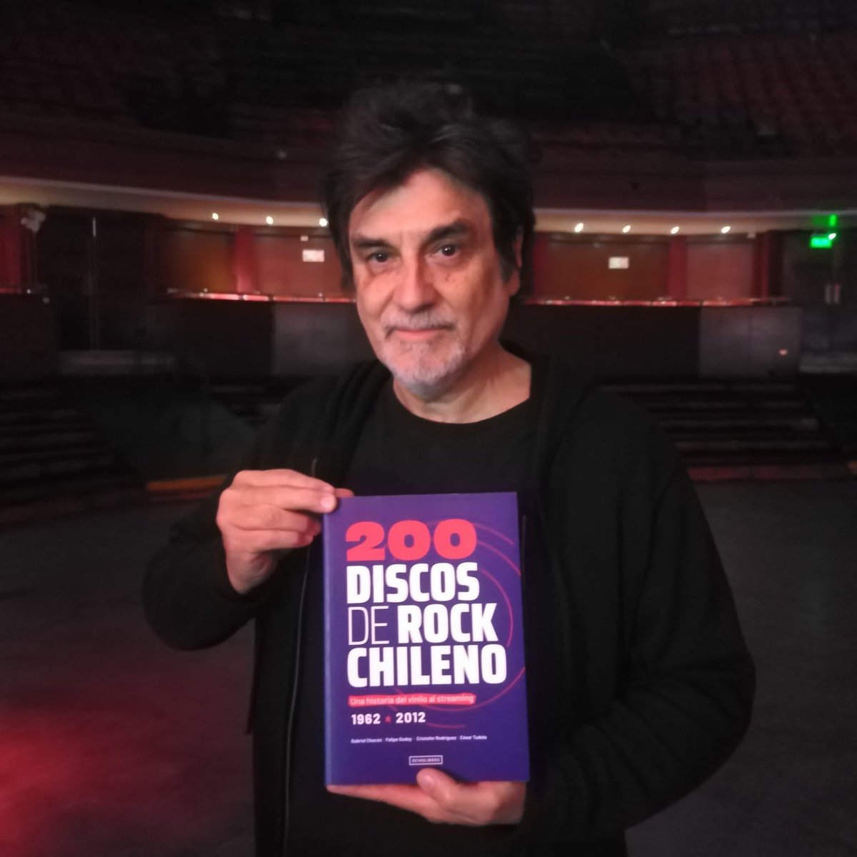 DiscosRockCL's tweet image. Luego de 8 larguísimos años @DivididosOK se presentan en Chile. Quisimos darle la bienvenida a la aplanadora del rocanrol con este obsequio de todo corazón 🇨🇱❤️🇦🇷🤘🏻🎸 #Divididos
