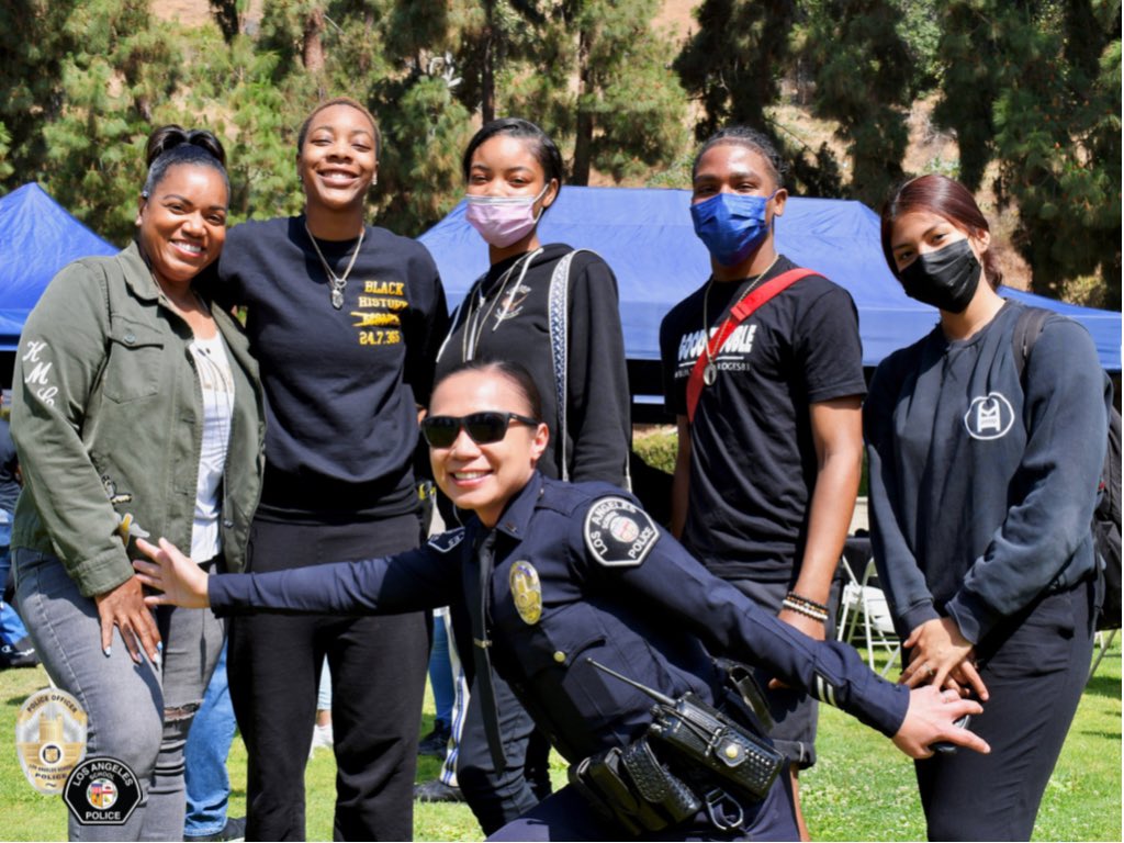 LASchoolPolice's tweet photo. #Congrats Class of 2022, B3-Building Blue Bridges students for your continued partnership throughout this school year…https://t.co/Y0WShPCXTn
#BuildingBlueBridges #LASPD #LAPD #CHP #LosAngeles #CopsAndKids #CommunityPolicing #LAUSD #SchoolSafety #Police #SchoolToCareerPipeline https://t.co/We17AWGlyj