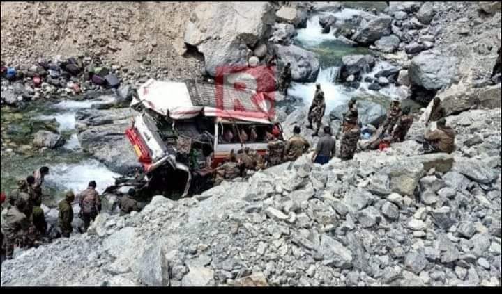 KrishnaSanjayG2's tweet photo. #दुखद: #लद्दाख में सड़क हादसे में 7 जवान शहीद हो गए. 26 जवानों को ले जा रही बस 50-60 फीट की ऊंचाई से श्योक नदी में फिसली. शत शत नमन
😔🙏😔
#IndianArmyPeoplesArmy #armay https://t.co/40sJm6pmKW
