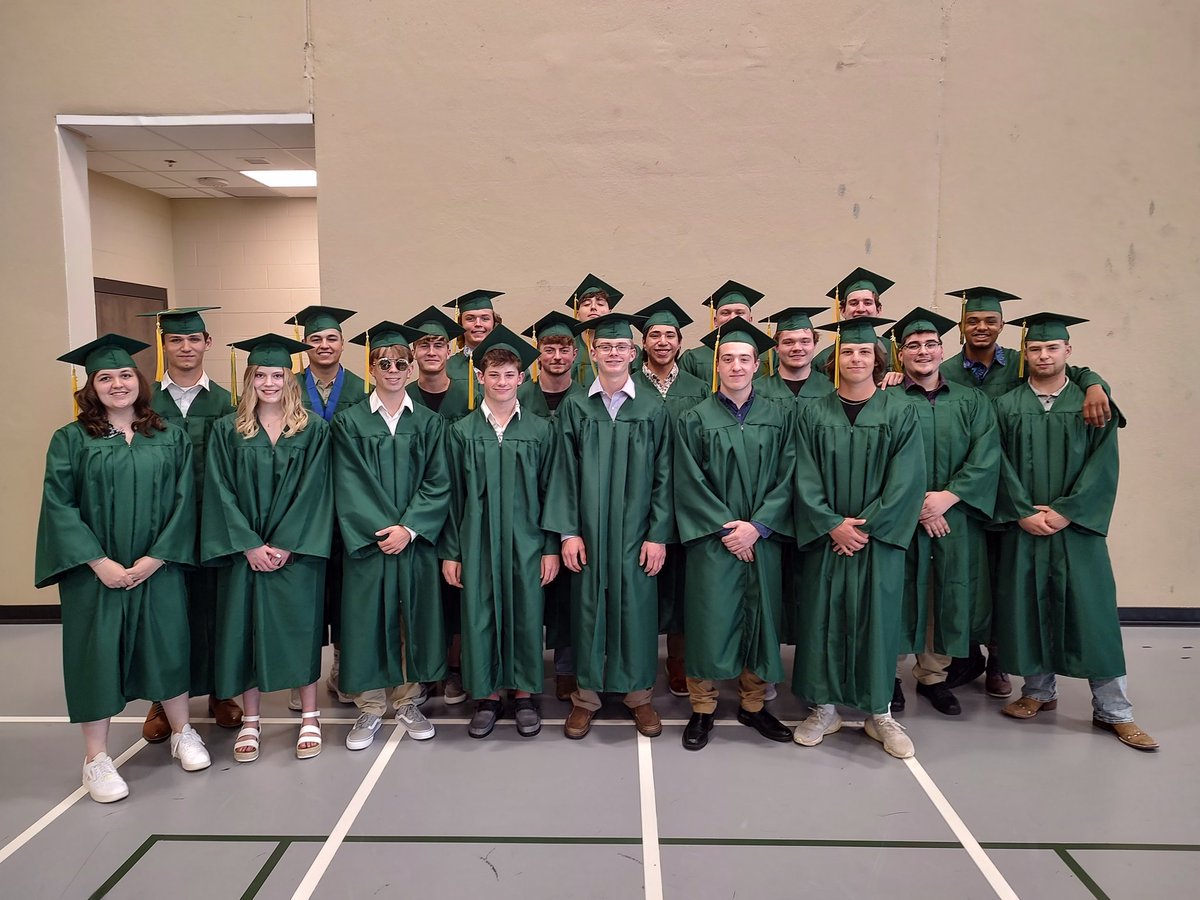 BDHS_Football's tweet photo. Can't begin to describe how much we're going to miss this amazing group. Congratulations seniors, best of luck in the future, and continue to ring the bell!!! https://t.co/1VWg7n2uOH