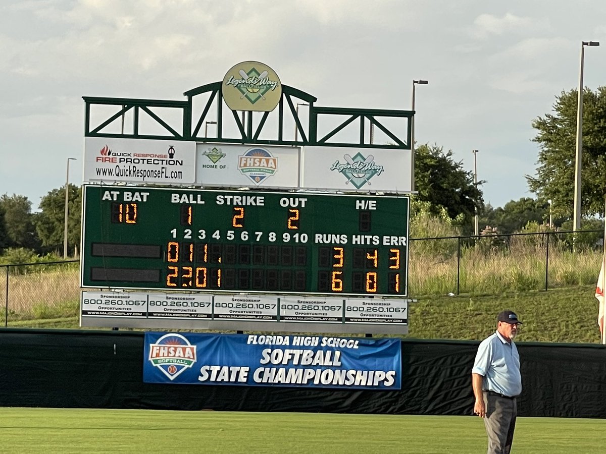 The good girls are leading 6-3, top of the 5th. 🥎

#WintheShip <a href="/DHSHappenings/">Deltona High School Happenings</a>