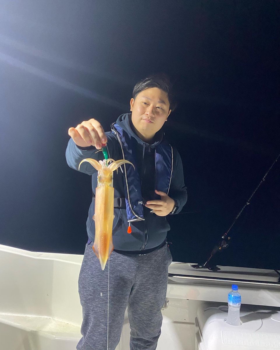 hit__life's tweet photo. まだ本調子とまでは行きませんが夜焚きで良く釣れる様になって来ました、これからどんどん良くなっていくと思うので是非ご予約ださい🙇♂️🦑
#長崎
#大村湾
#彼杵港
#遊漁船
#ヒットライフ
#HITLIFE
#釣り
#fishing
#釣り好きな人と繋がりたい
#オフショア
#イカメタル
#夜焚き
#ヤリイカ https://t.co/l8bqYvyU6w