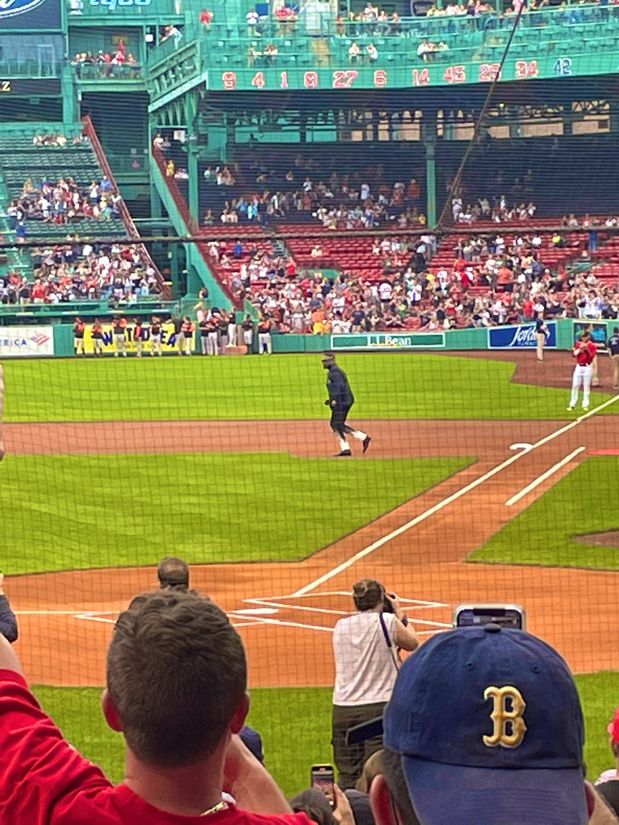 LindaG516's tweet photo. Big Papi!! #HOF #RedSoxHOF #34ever https://t.co/3pNgu5nPtJ
