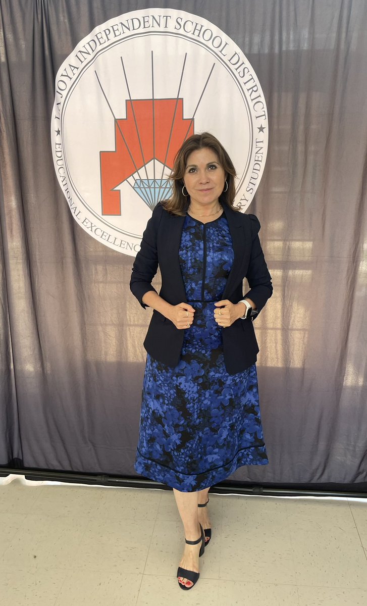 hilda1213runner's tweet photo. Thank you LA JOYA ISD !!       I am so happy to announce my retirement!! After 32 years of serving MY District, My Home, I have decided it is time to spend time with my family &amp; love ones. 😃❤️ https://t.co/0teIaGYcp5