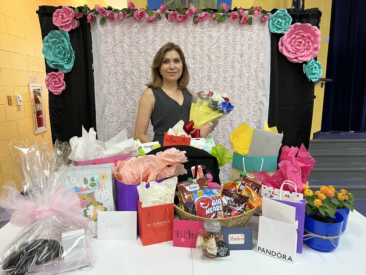 hilda1213runner's tweet photo. Thank you LA JOYA ISD !!       I am so happy to announce my retirement!! After 32 years of serving MY District, My Home, I have decided it is time to spend time with my family &amp; love ones. 😃❤️ https://t.co/0teIaGYcp5