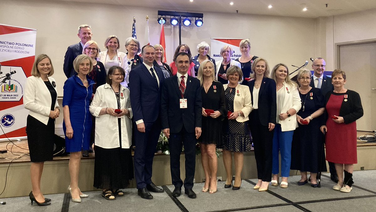 Pełnomocnik Min. Edukacji Narodowej <a href="/CzarnekP/">Przemysław Czarnek</a> , p. Piotr Semeniuk wręczył zasłużonym nauczycielkom polonijnym 🇵🇱 Medale Komisji Narodowej.

Medal #KEN przyznawany jest za szczególne zasługi dla oświaty i wychowania.
 
Odznaczonym gratulujemy 👏