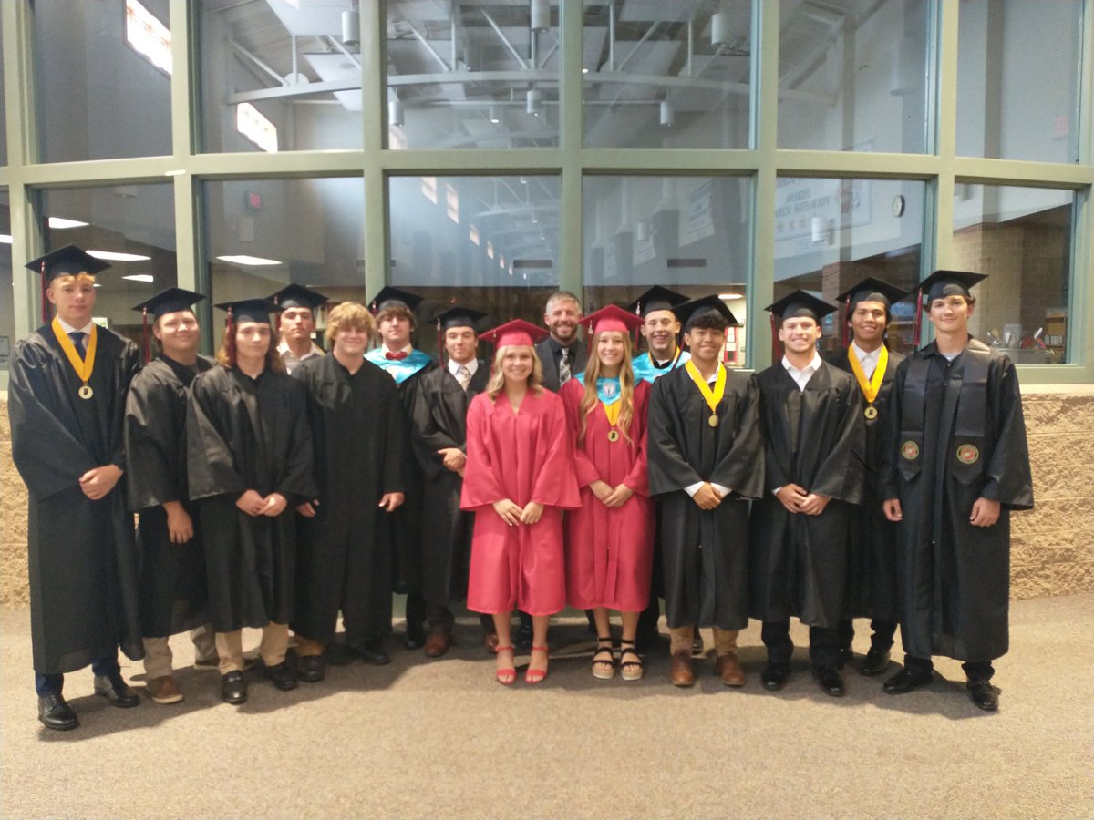 MrKunkBHS's tweet image. Posting this later than I wanted to, but this picture here is one of my favorite ones each year. So thankful for the opportunity to coach this group. Will miss them dearly, but excited for their new opportunities!  Love them all.

#FAMILY
#EEE