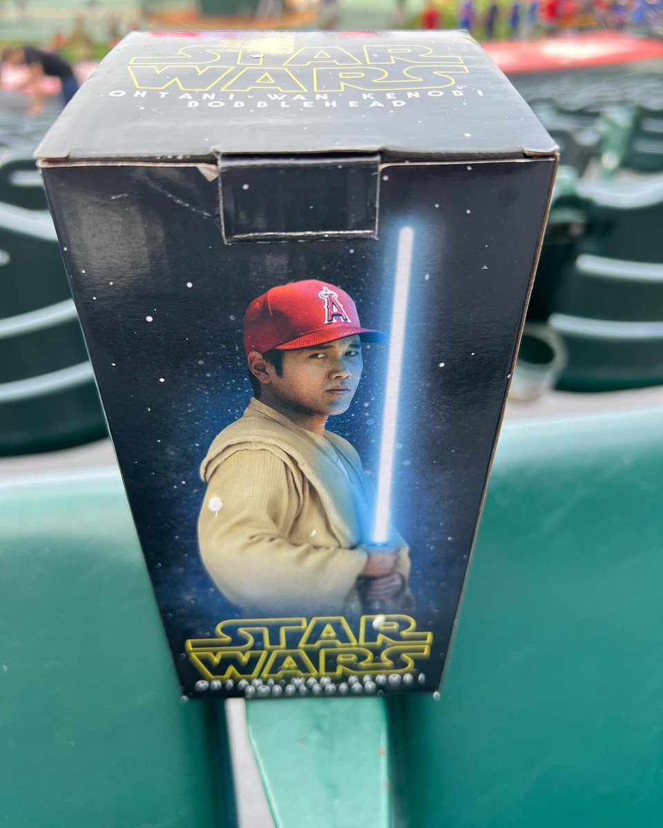 kazywatanabe's tweet photo. 今日は大谷選手のボブルヘッド欲しさにエンジェルススタジアムに駆けつけました。今夜はスターウォーズナイト。大谷選手はスタメンにいません。少し心配です。＃大谷翔平 #mlb #angeles https://t.co/JzB3fXKztz