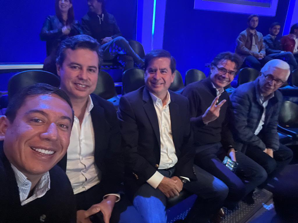 ¡Aquí estamos todos!
 #FirmesConFajardo

#DebateFinal 
#ColombiaDecide