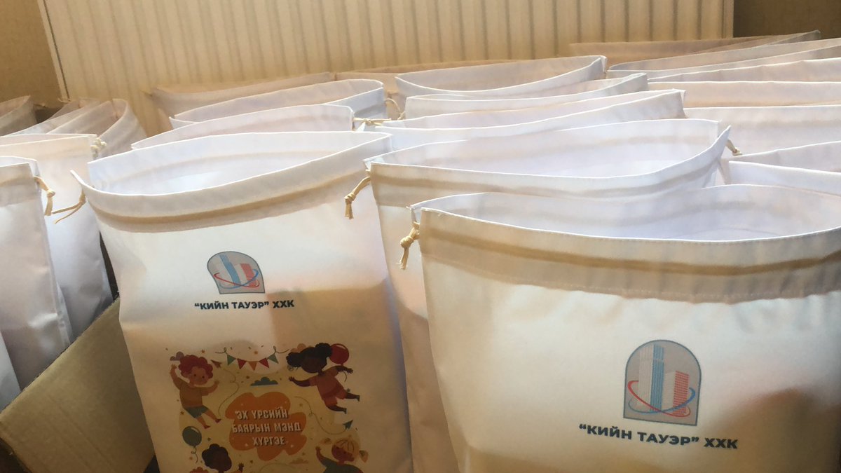 26 хүүхэдтэй. Хамт олон байна.