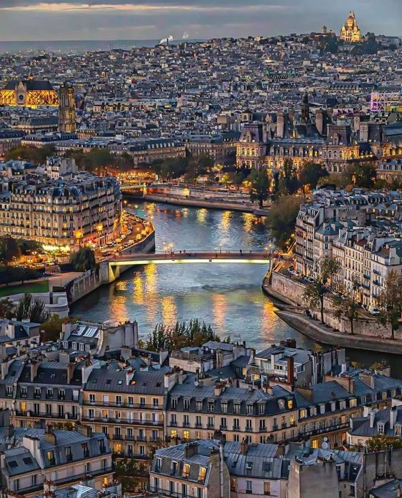 A fabulous picture of Paris at dawn! 💖💖💖💖💖👌✨
Simply breathtaking✨✨✨✨✨
Hope everyone who's reading me is enjoying my taste💖Love you all💕

#photo #photography #Travel #travelphotography #night #citylights #France #parisinlove