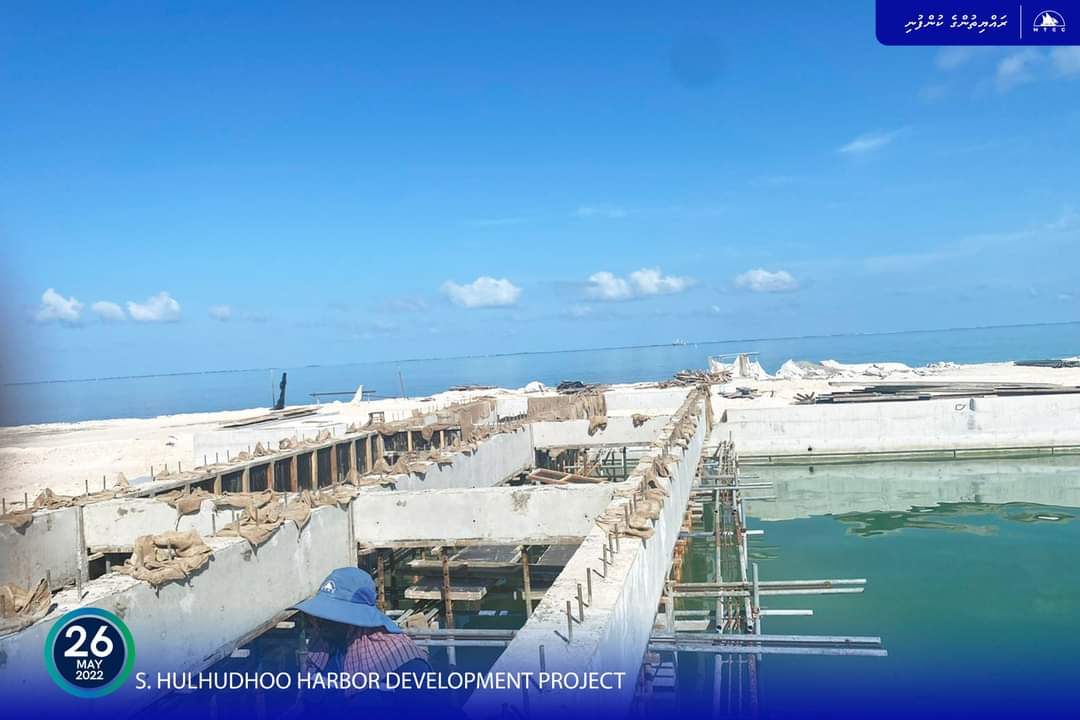 iburahimali's tweet image. ސ. ހުޅުދޫ ބަނދަރު ތަރައްޤީ ކުރުމުގެ މަޝްރޫޢުގެ މަސައްކަތުގެ 85 ޕަސެންޓް ނިމިއްޖެ. އަދި ހާބަރ ބްރިޖް ހެދުމުގެ މަސައްކަތުގެ 76 ޕަސެންޓް ނިމިއްޖެ.
މި
#ongoingprojects #Heyoverikan