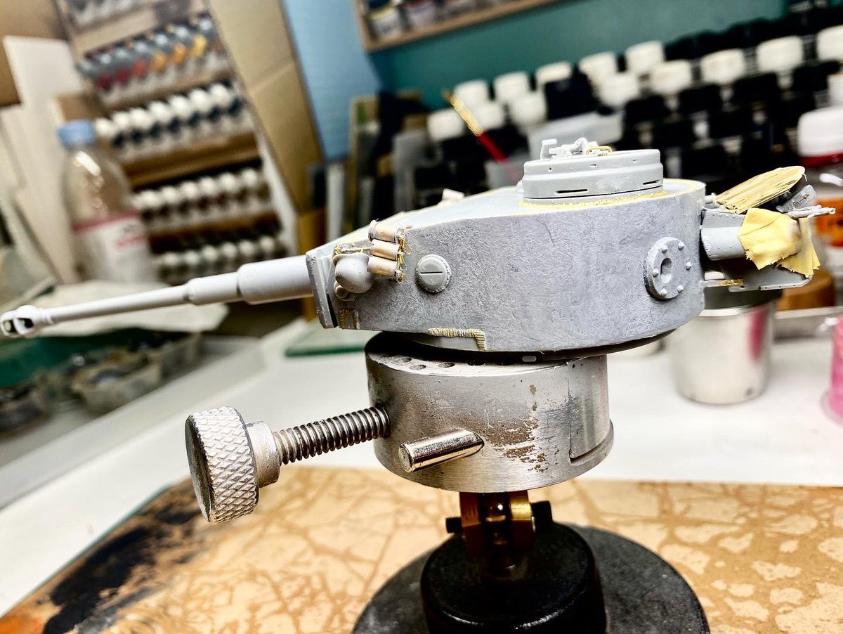 ScalemodelTankn's tweet photo. だからいつもより精度の高い溶接跡の再現が出来ました。 ドラゴンのキットなので溶接跡などのディテールはよく出来ているのですが、少しデフォルメして迫力を追加したいと思いました😊 車体と砲塔が別々なのは接続部分に塗料が付かないようにマスキングしているためです
#TigerIE
#TigerI https://t.co/UuEKB3xxP2