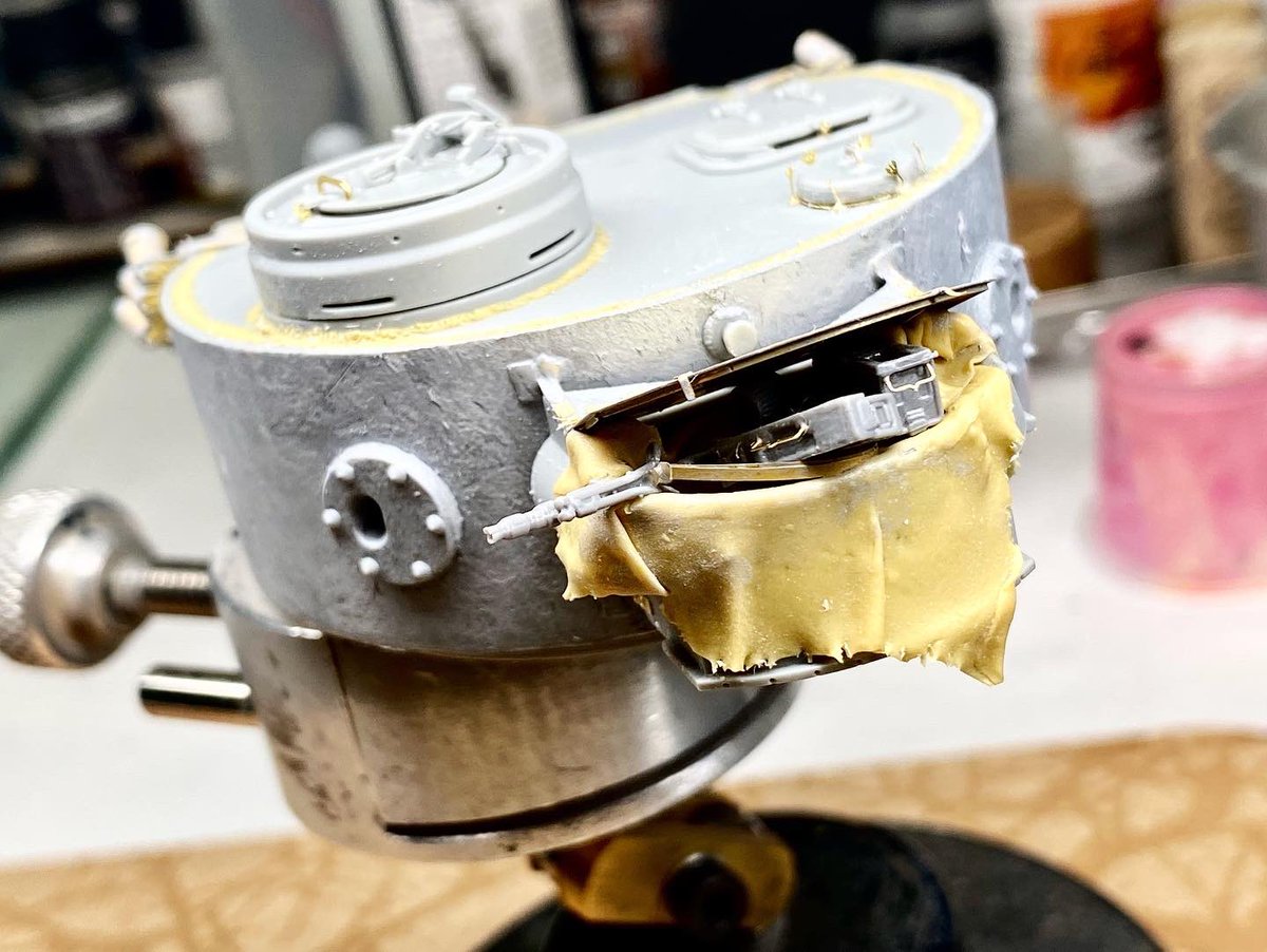 ScalemodelTankn's tweet photo. だからいつもより精度の高い溶接跡の再現が出来ました。 ドラゴンのキットなので溶接跡などのディテールはよく出来ているのですが、少しデフォルメして迫力を追加したいと思いました😊 車体と砲塔が別々なのは接続部分に塗料が付かないようにマスキングしているためです
#TigerIE
#TigerI https://t.co/UuEKB3xxP2