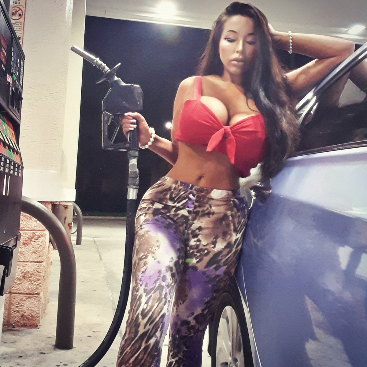 TheLindseyWhite's tweet photo. Gas is HiGH https://t.co/jhXnr0c13j