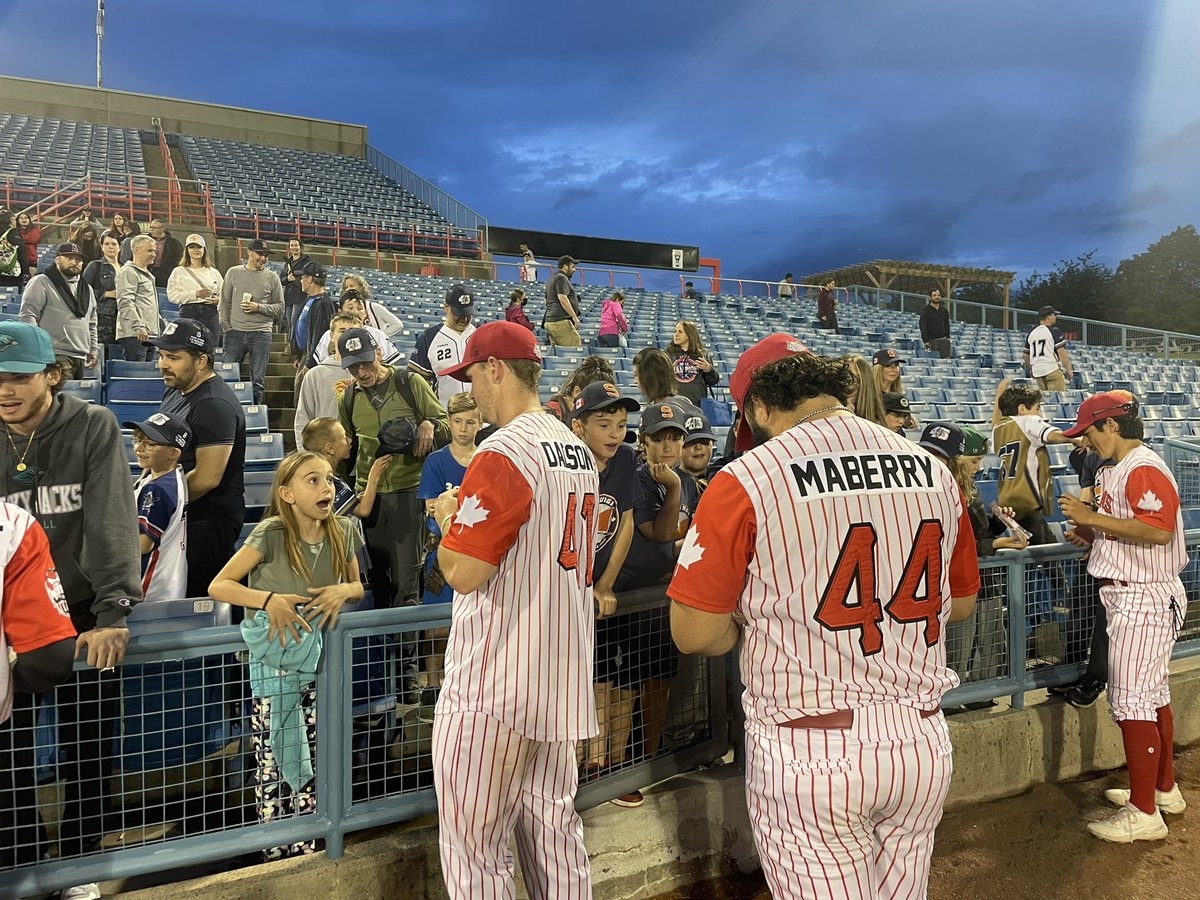 ottawa_titans's tweet photo. Post game @ Autograph Alley 

#HereToStay https://t.co/mgP2t4ARFq