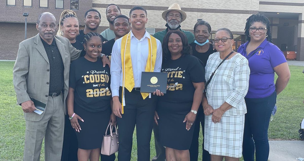 TraceBrooks4's tweet photo. These the smiles that keep me going everyday ❤️ FOE #Classof2022 https://t.co/1Le2xQZvvV