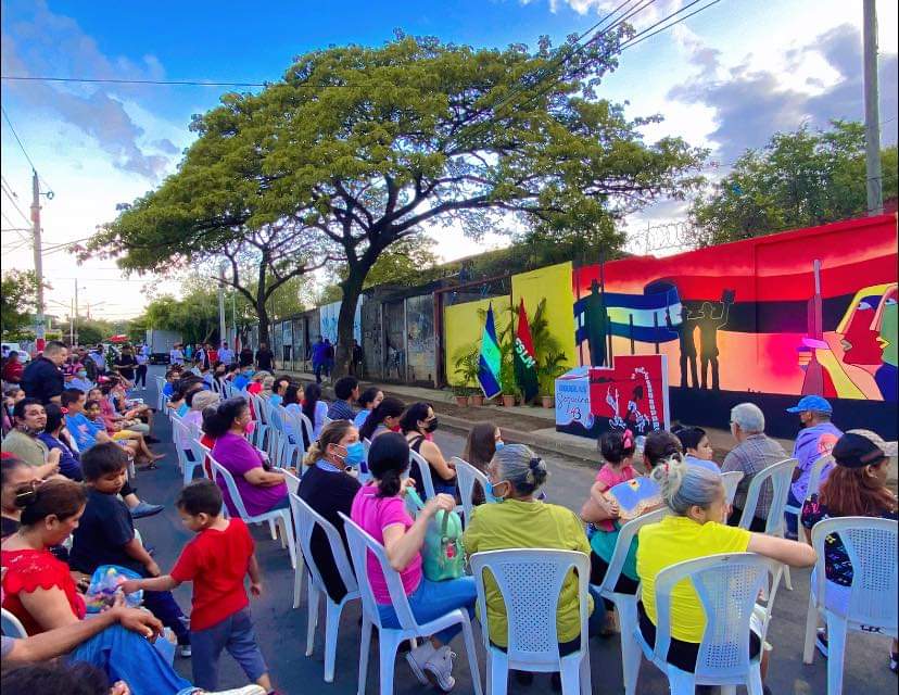 #27Mayo

En el Distrito 7 #Managua se conmemoró a los Héroes Douglas Sequeira y Ramón Chávez ❤🖤 ambos habitaban en la histórica Colonia Primero de Mayo ✊🏽 Fueron asesinados por la criminal Guardia Somocista, saliendo del, hoy, hospital Manolo Morales ✊🏽 hace 43 años 🇳🇮