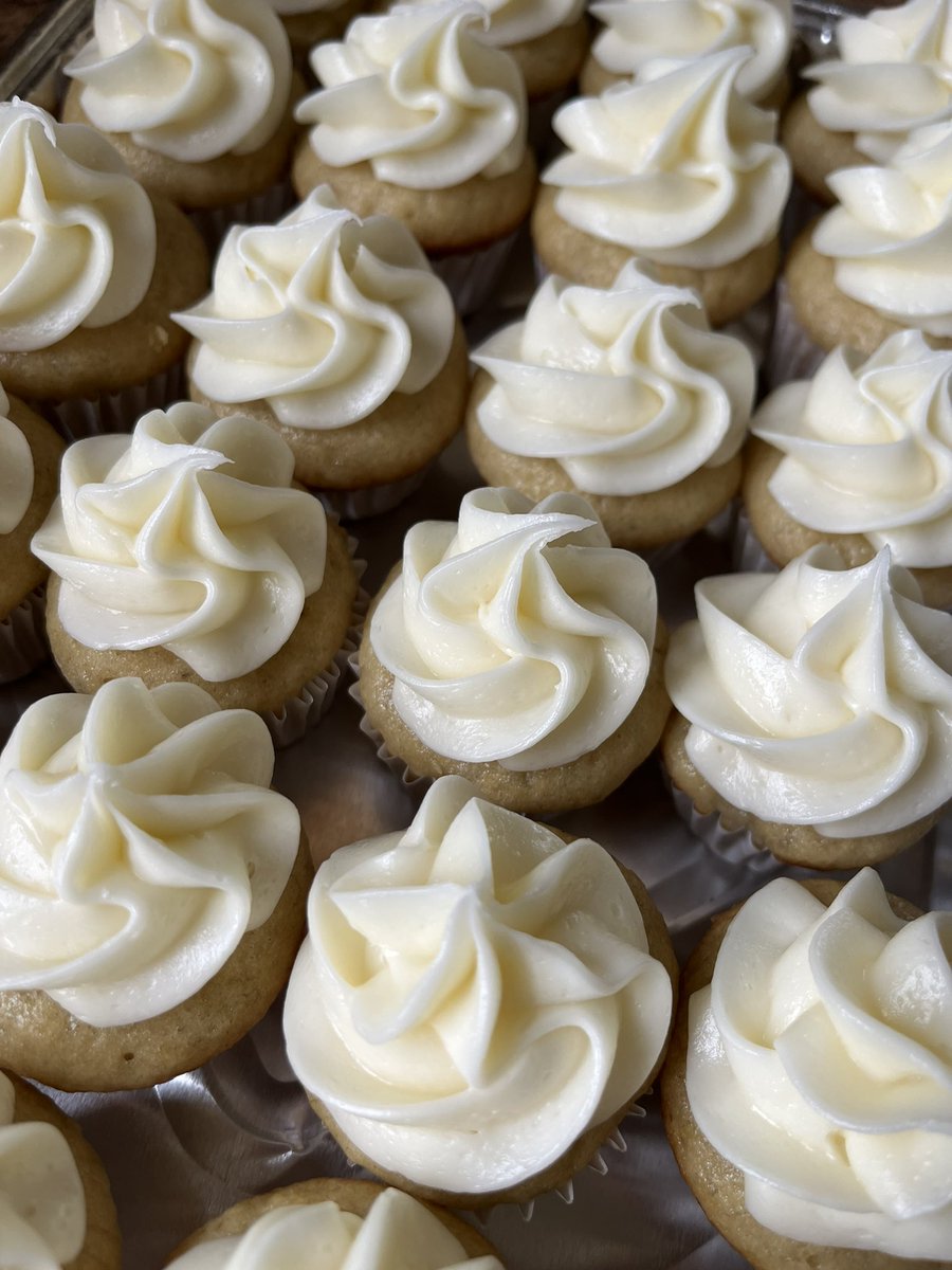 jennybakes4u's tweet photo. Congratulations HAHS graduate @ella_jodon 🥳🤩🎓 best of luck at PSU 💙🤍💙 #graduation2022 #whitetrash #bananacupcakes @Oreo #truffles #chocolatepbcupcakes https://t.co/rFo3xMvc79