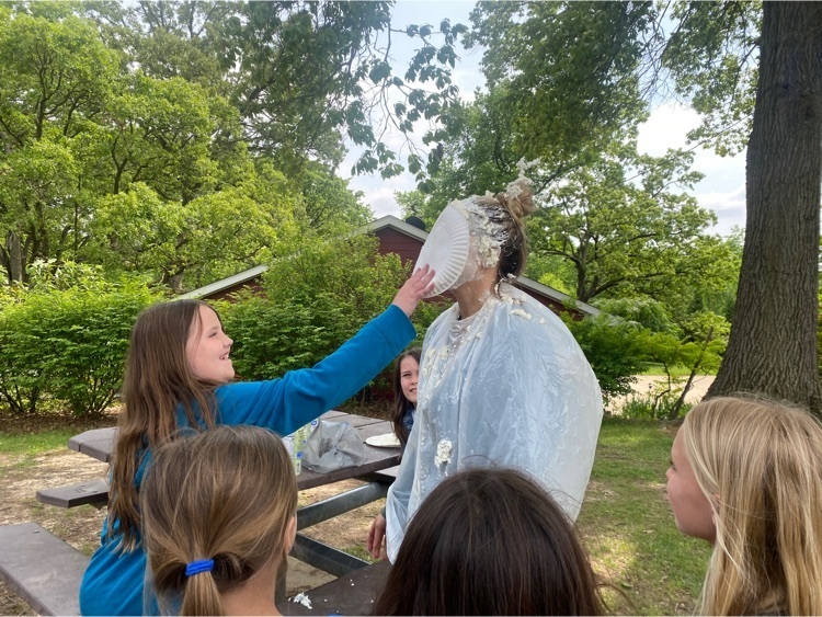 HSD5HE's tweet photo. Miss Detweiler’s third grade class enjoyed throwing a pie in their teacher’s face. This was their reward for meeting their AR goal this quarter. https://t.co/5ha2fxwfnI