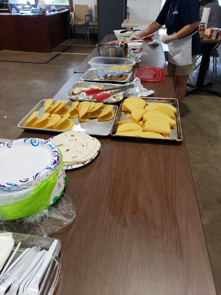 SpnSocial's tweet photo. Taco Friday and Ice cream Sunday make a great dinner.
#bethelWarmingCenter #servinghomelessmen https://t.co/ODjqmXiYCJ