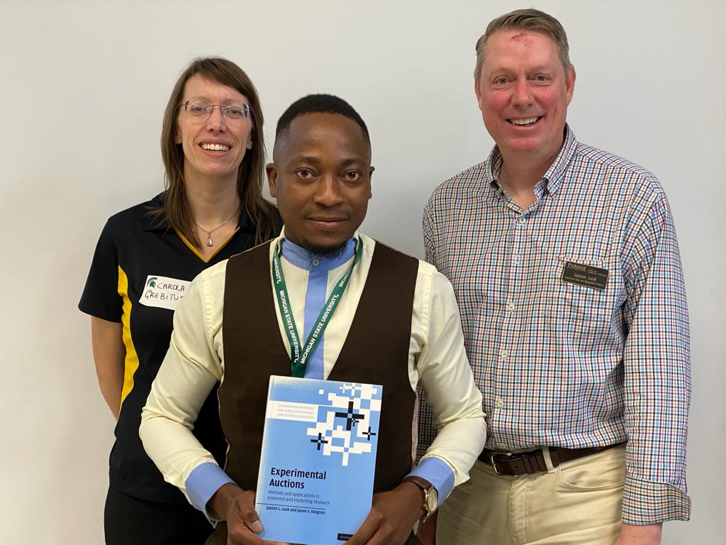 Lokjour's tweet photo. I won a fantastic book by @JaysonLusk and Jason Shogren through a non-hypothetical second-price auction course illustration game. The second best price was $99 but I got it for free thanks to @JaysonLusk and Dr. Carola Grebitus.@VincenzCaputo @ValerieKilders @michaelgaosj https://t.co/R7jaN5GUmx